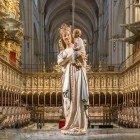 La Virgen Blanca, scultura gotica in alabastro del XIV secolo, accoglie i visitatori nel coro della Cattedrale di Toledo: Maria sorride mentre il Bambino le accarezza il volto.