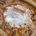 Il Transparente di Narciso Tomé fonde architettura, scultura e affresco: un oculo aperto nella volta diffonde luce naturale tra angeli, marmi e stucchi del Barocco spagnolo.