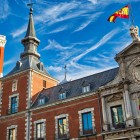 Il Palacio de Santa Cruz, progettato da Juan Gómez de Mora nel Seicento, unisce mattoni rossi, pietra e torri d’ardesia: nato come carcere di corte, oggi ospita gli Esteri.