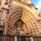 La Puerta del Perdón, ingresso centrale della Cattedrale di Toledo, rivela la finezza del gotico con archivolti scolpiti, statue di santi e scene sacre raccolte nel timpano.