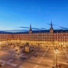 Plaza Mayor racconta la Madrid degli Asburgo attraverso facciate in mattoni rossi, portici e torri d’ardesia; al centro, la statua equestre di Filippo III domina la piazza.