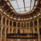 Nel Salón de Contratación, inaugurato nel 1893, il Reloj de las Bolsas (orologio) domina il parqué: costruito a Strasburgo, replica quello di Amsterdam e scandiva i tempi degli scambi.