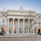 Il Palacio de la Bolsa di Madrid, inaugurato nel 1893, mostra la sua solenne facciata neoclassica: colonne corinzie e rigorosa simmetria evocano un autentico tempio del commercio