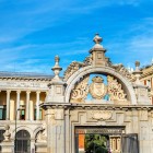 La Puerta de Felipe IV, eretta nel 1690 da Melchor de Bueras per l’ingresso di Mariana di Neoburgo, apre il Parterre del Retiro con stemmi reali e raffinati ornamenti barocchi.