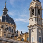 La cupola e i campanili della Cattedrale dell’Almudena emergono sul Madrid degli Asburgo: iniziata nel 1883 e consacrata nel 1993, fonde progetto neogotico e veste classicista.