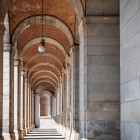 Nel portico del Palazzo Reale, colonne di granito e volte in laterizio si susseguono verso un unico punto di fuga, creando una scenografica prospettiva di gusto classicista.