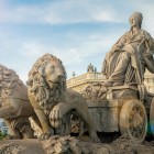 La dea Cibele guida il carro trainato da due leoni, simboli di Ippomene e Atalanta: scolpita nel XVIII secolo, la fontana è oggi uno degli emblemi più riconoscibili di Madrid.