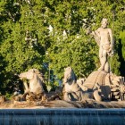 Progettata da Ventura Rodríguez per Carlo III, la fontana fu affidata a Juan Pascual de Mena e scolpita da José Arias: Nettuno celebra il potere marittimo della Spagna borbonica.