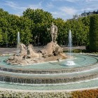 La Fontana di Nettuno celebra il dio del mare sul carro trainato da cavalli marini; vasche concentriche, giochi d’acqua e giardini ne esaltano la scenografia neoclassica di Madrid.