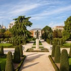Il Parterre del Retiro ordina siepi scolpite e viali geometrici secondo il gusto francese del Settecento; sull’asse centrale, il monumento a Jacinto Benavente guida lo sguardo.