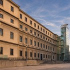 Il Museo Reina Sofía occupa l’antico Hospital General, ampliato nel Settecento da Francisco Sabatini; la facciata austera dialoga oggi con le torri vetrate dell’arte contemporanea.