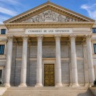 Progettato da Narciso Pascual y Colomer e inaugurato nel 1850, il Congreso de los Diputados affida al portico corinzio e ai leoni bronzei l’immagine solenne del Parlamento spagnolo.
