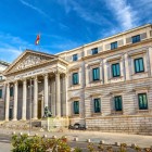 Il Congreso de los Diputados, inaugurato nel 1850, presenta una facciata neoclassica con portico corinzio e frontone scolpito; i celebri leoni in bronzo vigilano sull’ingresso.