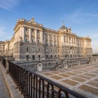 Il fianco occidentale del Palazzo Reale si apre sulla vasta spianata: basamenti in granito, ordini classici e scalinate monumentali rivelano la solennità della corte borbonica.