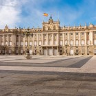 La facciata meridionale del Palazzo Reale domina Plaza de la Armería: un rigoroso ritmo di lesene, finestre e balaustre esprime l’eleganza classicista della corte borbonic