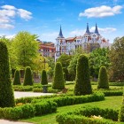 Nel Parco del Buen Retiro, il Parterre settecentesco disegna siepi e cipressi scolpiti; il Palazzo di Cristallo, nato come serra espositiva, richiama la vocazione botanica del pa