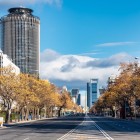 Prospettive rigorose e filari d’alberi guidano lo sguardo lungo il Paseo de la Castellana, l’asse finanziario di Madrid dove boulevard e grattacieli definiscono la città moderna.