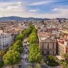 Vista dall’alto, La Rambla attraversa il cuore di Barcellona tra platani, palazzi ottocenteschi e piazze animate, collegando Plaça de Catalunya al Port Vell lungo il centro storico.