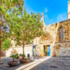 Plaça de Sant Iu custodisce il più antico ingresso della Cattedrale di Barcellona: aperta nel 1298, la porta ogivale fu l’accesso principale per cinque secoli nel cuore gotico.