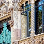Un dettaglio di Casa Amatller rivela la ricchezza del Modernismo catalano: colonne tortili, sculture, motivi floreali e ceramiche decorano la facciata di Puig i Cadafalch.