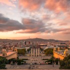 Dalla collina di Montjuïc, il panorama abbraccia Barcellona lungo l’asse monumentale che attraversa fontane, Quattro Colonne e torri veneziane fino a Plaça d’Espanya.
