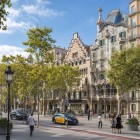 Passeig de Gràcia unisce shopping e Modernismo: lungo il viale alberato emergono Casa Amatller e Casa Batlló, simboli dell’eleganza architettonica dell’Eixample barcellonese.