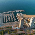 Port Olímpic, Ciutadella e Vila Olímpica, tra darsene, frangiflutti e torri gemelle affacciate sul Mediterraneo all’alba di una giornata estiva  