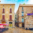 Plaça de Sant Just custodisce un angolo autentico del Barri Gòtic: la basilica medievale, le facciate in pietra e i caffè all’aperto invitano a una piacevole sosta nel centro antico.