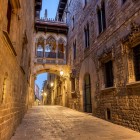Nel cuore della Barcellona più antica, Carrer del Bisbe è una tappa imperdibile: il celebre ponte neogotico del Barrio Gótico, tra i monumenti più fotografati, custodisce miti e leggende.