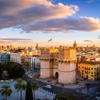 Le Torri di Serranos segnano l’ingresso monumentale al centro storico di Valencia: costruite nel XIV secolo, uniscono funzione difensiva e gotico civile lungo l’antica cinta muraria.