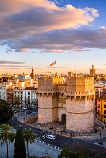 Le Torri di Serranos segnano l’ingresso monumentale al centro storico di Valencia: costruite nel XIV secolo, uniscono funzione difensiva e gotico civile lungo l’antica cinta muraria.