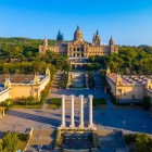 L’asse monumentale di Montjuïc sale dalle Quattro Colonne verso il Palau Nacional, sede del MNAC, seguendo terrazze, scalinate e fontane progettate per l’Esposizione del 1929.