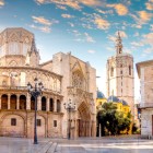 Affacciata su Plaza de la Almoina, la Cattedrale di Valencia mostra la romanica Porta del Palau e il Miguelete; dedicata all’Assunzione da Giacomo I, è basilica minore dal 1886.
