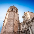 Il Miguelete domina la Cattedrale di Valencia con la sua torre gotica ottagonale del XIV secolo; accanto, la facciata barocca della Porta dei Ferri arricchisce il profilo monumentale.