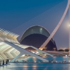 Il Ponte de l’Assut de l’Or attraversa la Città delle Arti e delle Scienze: il pilone di Calatrava, l’Àgora e le architetture futuristiche disegnano il volto moderno di Valencia.