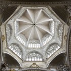 La cupola ottagonale della Cattedrale di Valencia si apre sopra il transetto con volte stellate e ampie bifore, diffondendo luce naturale in uno dei vertici del gotico valenciano.