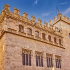 La facciata della Lonja de la Seda evoca una fortezza medievale: merli, torri e finestre traforate celebrano la ricchezza dei mercanti che resero Valencia una potenza mediterranea