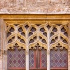 Una finestra della Lonja de la Seda rivela la raffinatezza del gotico valenciano: trafori in pietra, archi intrecciati e vetri colorati narrano l’arte dei maestri del Quattrocento.