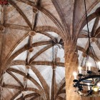 Nel Salone delle Colonne della Lonja de la Seda, i pilastri elicoidali si aprono in volte a costoloni simili a palme di pietra, un capolavoro del gotico civile valenciano.