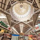 Nel Mercado Central di Valencia, la cupola e le strutture in ferro illuminano un vivace percorso tra banchi di prodotti locali, profumi mediterranei e autentiche tradizioni cittadine.