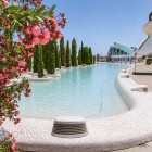 Giardini, oleandri e specchi d’acqua accompagnano il Palau de les Arts nella Città delle Arti e delle Scienze, creando una passeggiata scenografica nel volto moderno di Valencia.