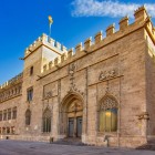 La Lonja de la Seda racconta la prosperità mercantile della Valencia del Quattrocento: merlature, portali gotici e sale monumentali custodiscono un capolavoro Patrimonio UNESCO.