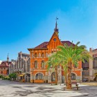 Il Mercado de Colón anima Valencia con mattoni rossi, ceramiche colorate e strutture in ferro: inaugurato nel 1916, questo gioiello modernista ospita oggi caffè e ristoranti.