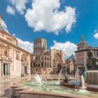 Plaza de la Virgen custodisce il cuore storico di Valencia: la Fontana del Turia, la Basilica della Vergine e la Cattedrale compongono uno degli scenari più suggestivi della città.