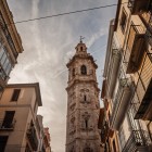 La Torre di Santa Catalina svetta tra i palazzi del centro storico di Valencia: il campanile barocco, completato nel Settecento, guida lo sguardo lungo le strette vie della città.