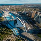Vista dall’alto, la Città delle Arti e delle Scienze si estende nell’antico letto del Turia: musei, specchi d’acqua e giardini formano il polo culturale della Valencia contemporanea.