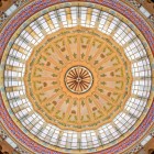La cupola del Mercado Central di Valencia incanta con vetrate, ceramiche e motivi geometrici: un elegante esempio modernista che diffonde luce e colore nel cuore del grande mercato.
