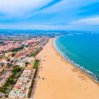 Vista di Valencia e del quartiere della Malvarrosa con la sua lunga spiaggia, il vivace lungomare e la Casa Museo Blasco Ibáñez raccontano ai visitatori il volto marittimo e culturale della città