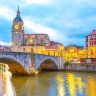 La chiesa e il ponte di San Antón si affacciano sulla Ría di Bilbao, raccontando le origini medievali della città tra archi in pietra, campanile barocco e Casco Viejo.