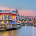 Il Mercado de la Ribera e la chiesa di San Antón accompagnano la Ría di Bilbao, tra architetture storiche, ponti e facciate colorate nel cuore del Casco Viejo.